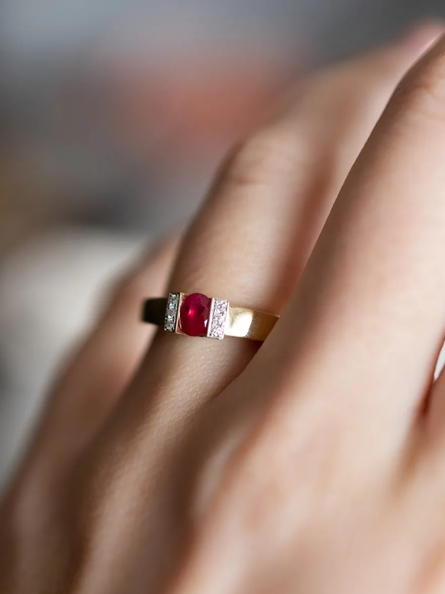 Bicolor entourage ring met robijn en diamant 0,05crt.