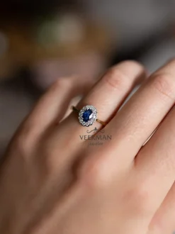 Bicolor entourage ring met ovale saffier + luxe cadeau