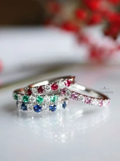 Witgouden alliance ring met smaragd + Luxe Cadeau